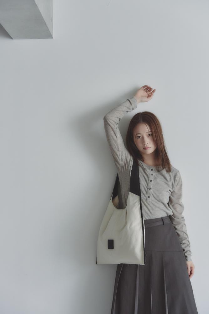 RT；ESKA / Shape Tote - Triangle / ivory