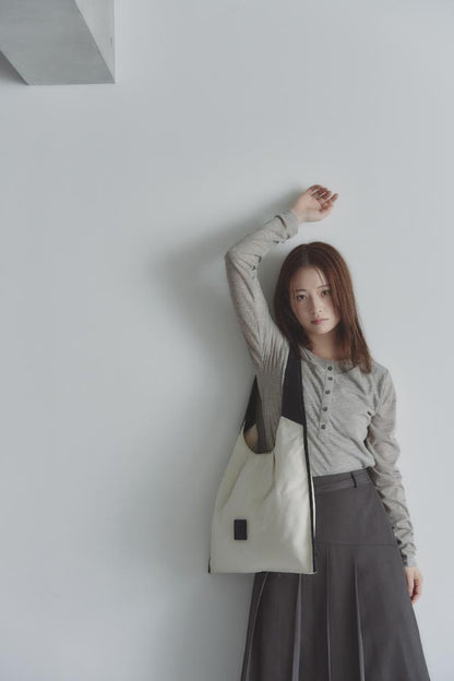 RT；ESKA / Shape Tote - Triangle / ivory