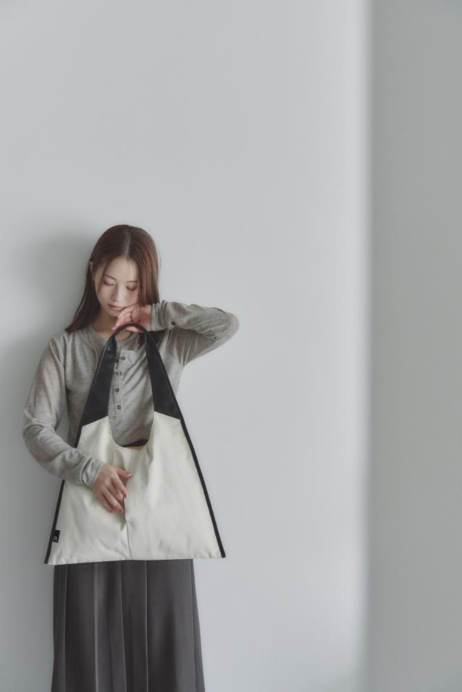 RT；ESKA / Shape Tote - Triangle / ivory