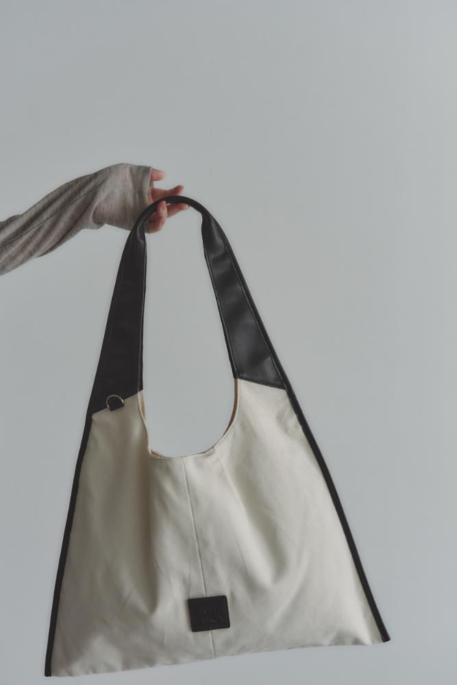 RT；ESKA / Shape Tote - Triangle / ivory