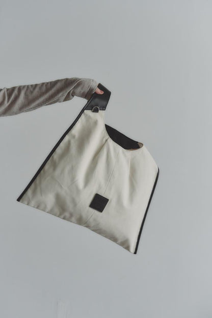RT；ESKA / Shape Tote - Triangle / ivory