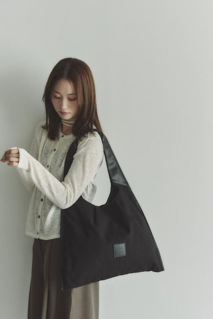 RT；ESKA / Shape Tote - Triangle / Black