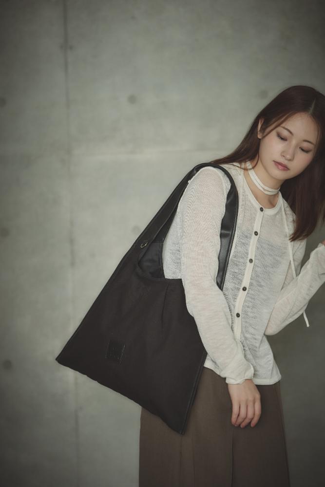 RT；ESKA / Shape Tote - Triangle / Black