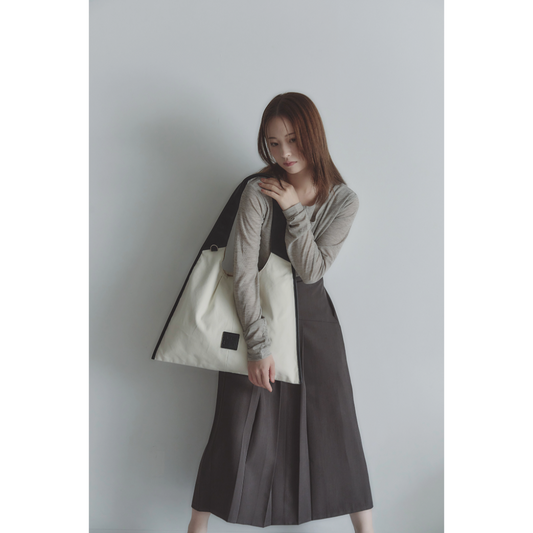 RT；ESKA / Shape Tote - Triangle / ivory