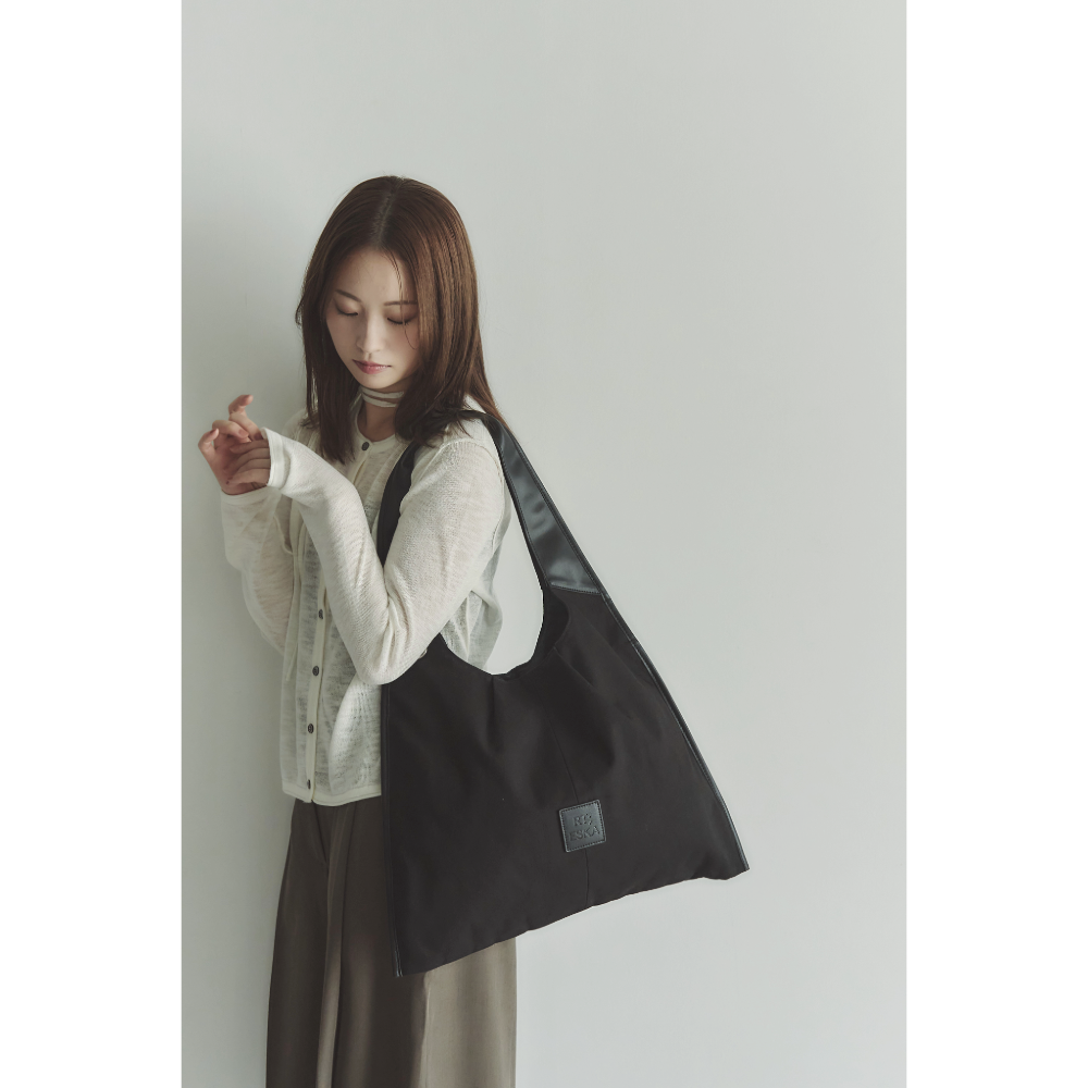 RT；ESKA / Shape Tote - Triangle / Black