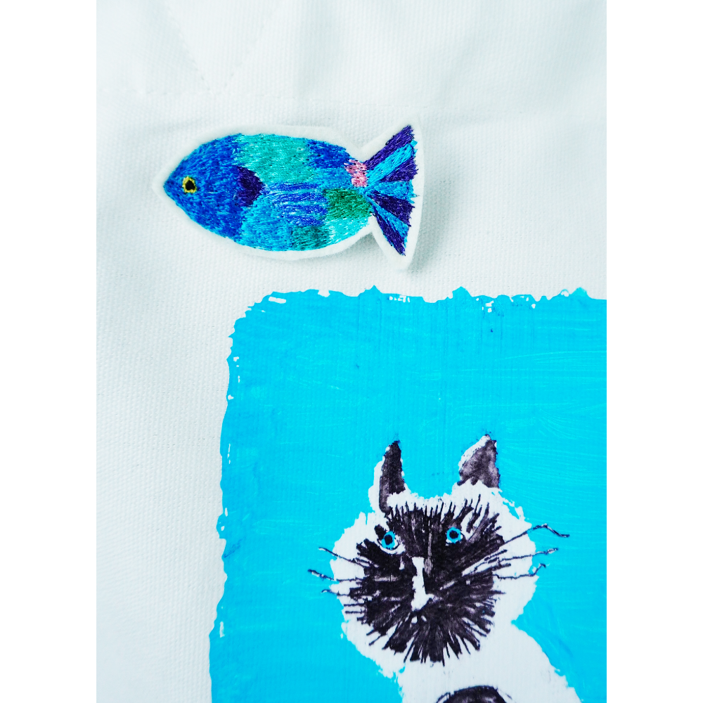 【Limited edition】夜中つか×ROOTOTE / 「みなとまちのねこ」おさかなブローチ付きトートバッグ / 000704