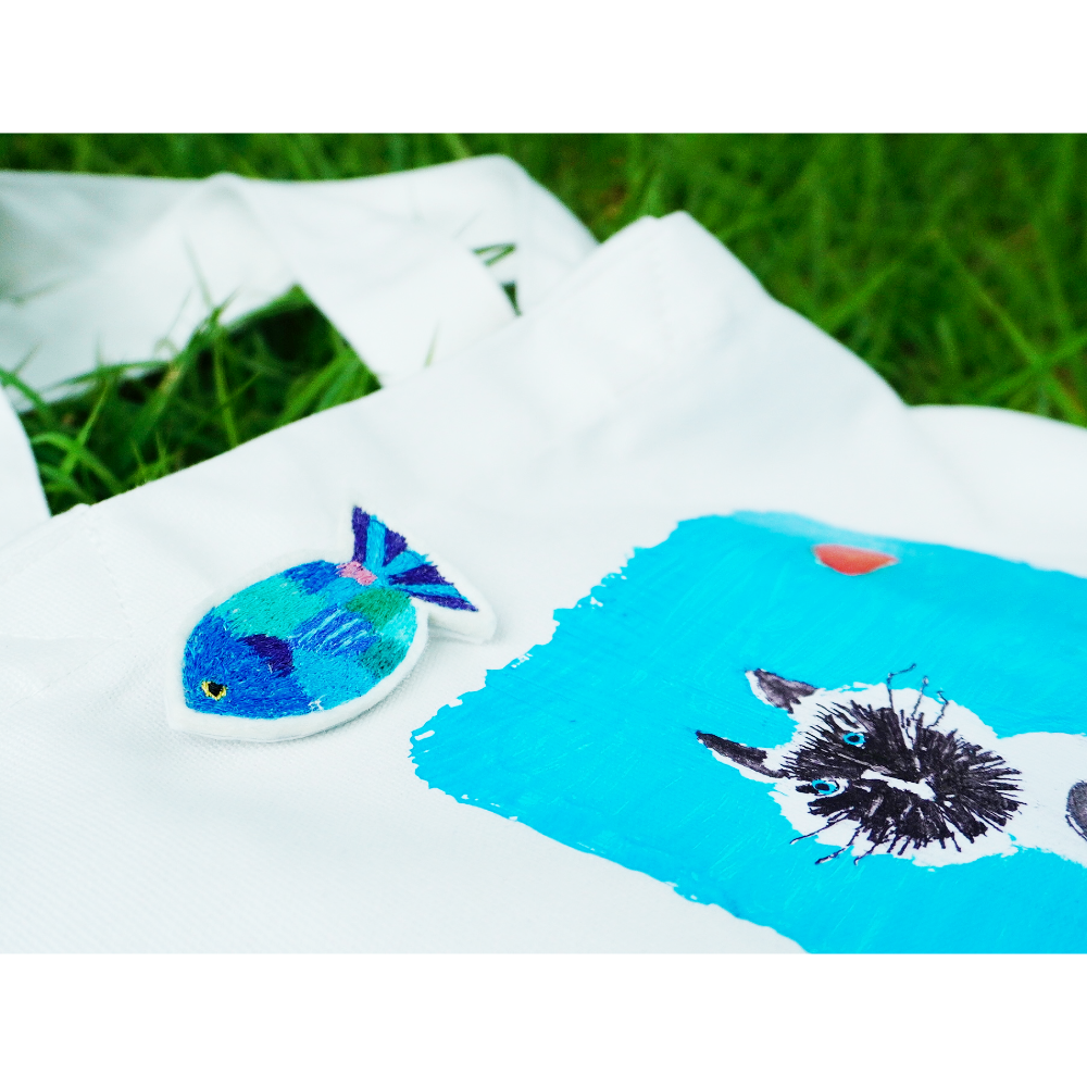【Limited edition】夜中つか×ROOTOTE / 「みなとまちのねこ」おさかなブローチ付きトートバッグ / 000704