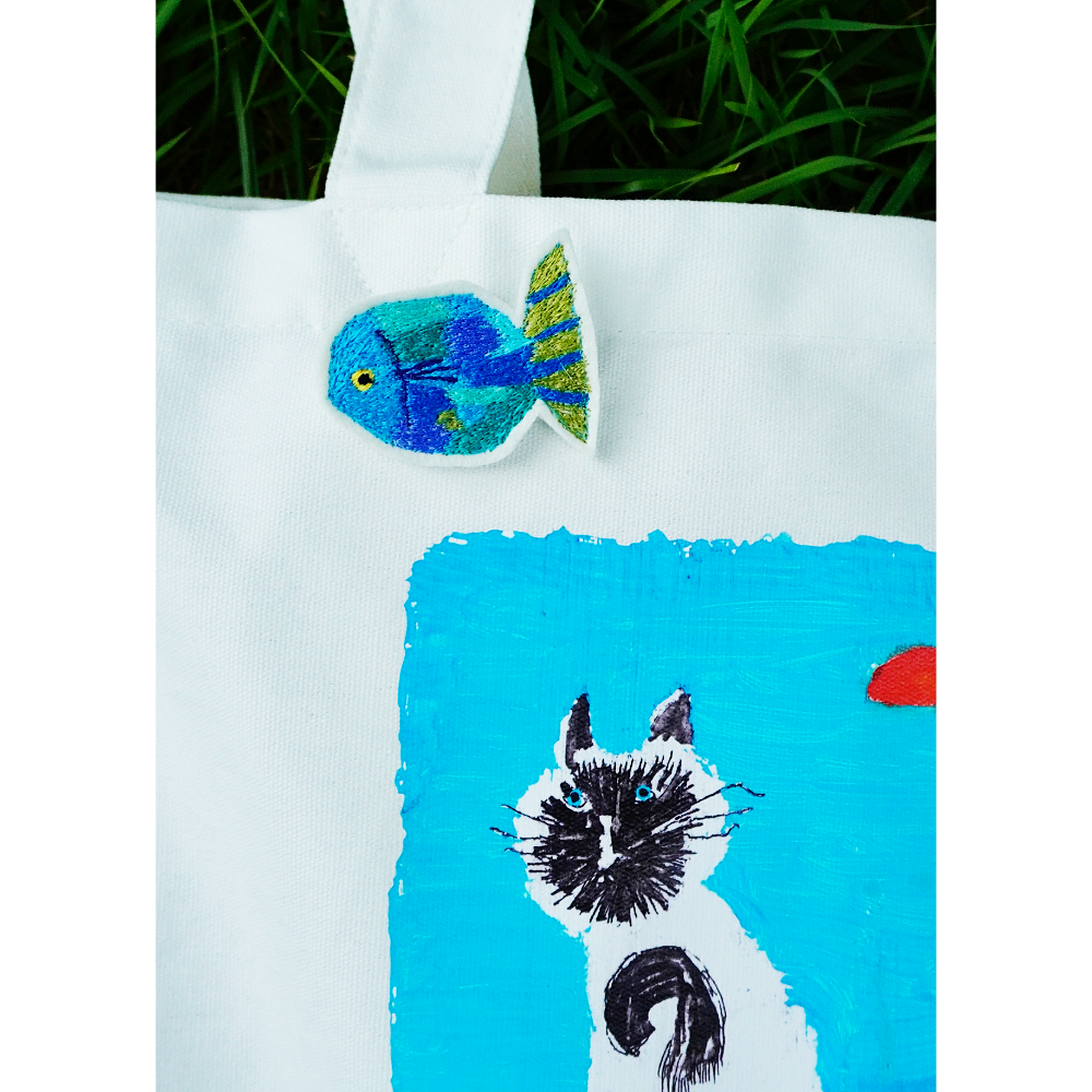 【Limited edition】夜中つか×ROOTOTE / 「みなとまちのねこ」おさかなブローチ付きトートバッグ / 000704